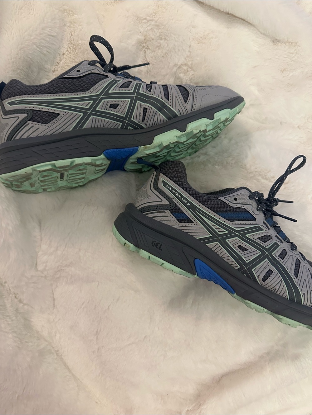 ASICS. - Picture 2 of 3